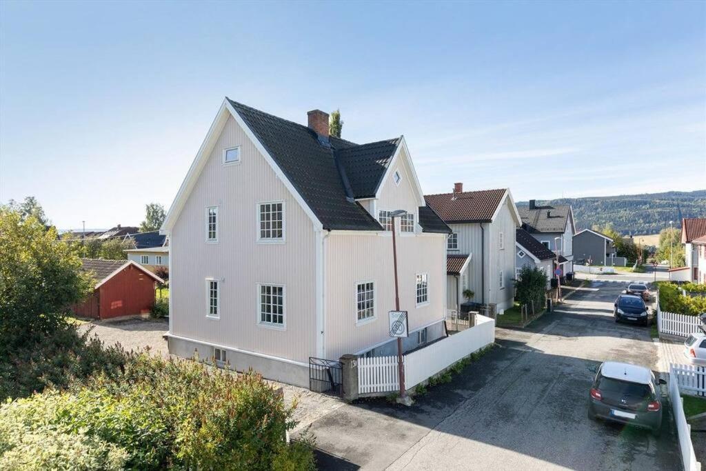 Lys Og Sentral Leilighet Med Terrasse Og Hage Lägenhet Lillehammer Exteriör bild